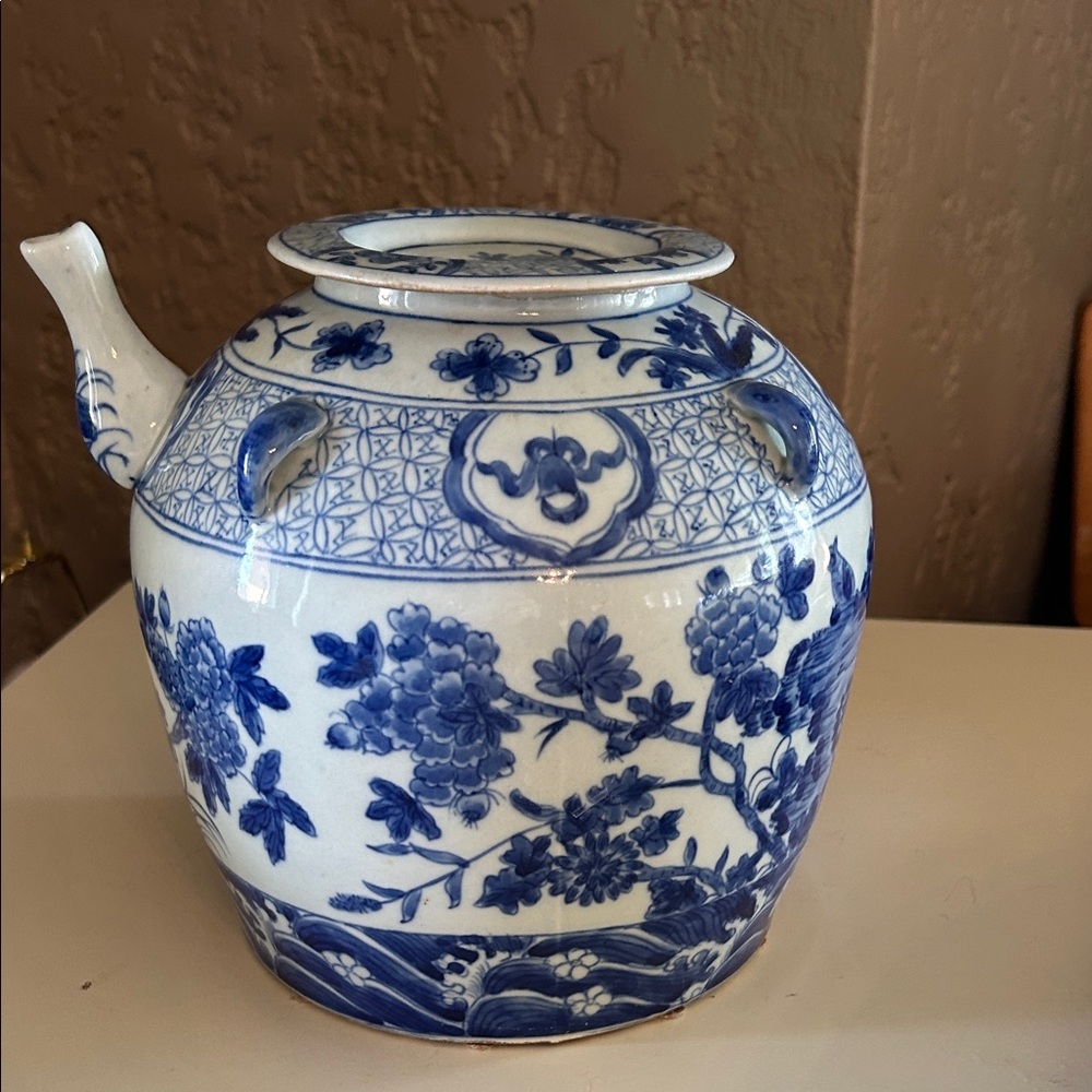 Vintage Chinese blue and white porcelain teapot, Qing Dynasty K Kangxi period .